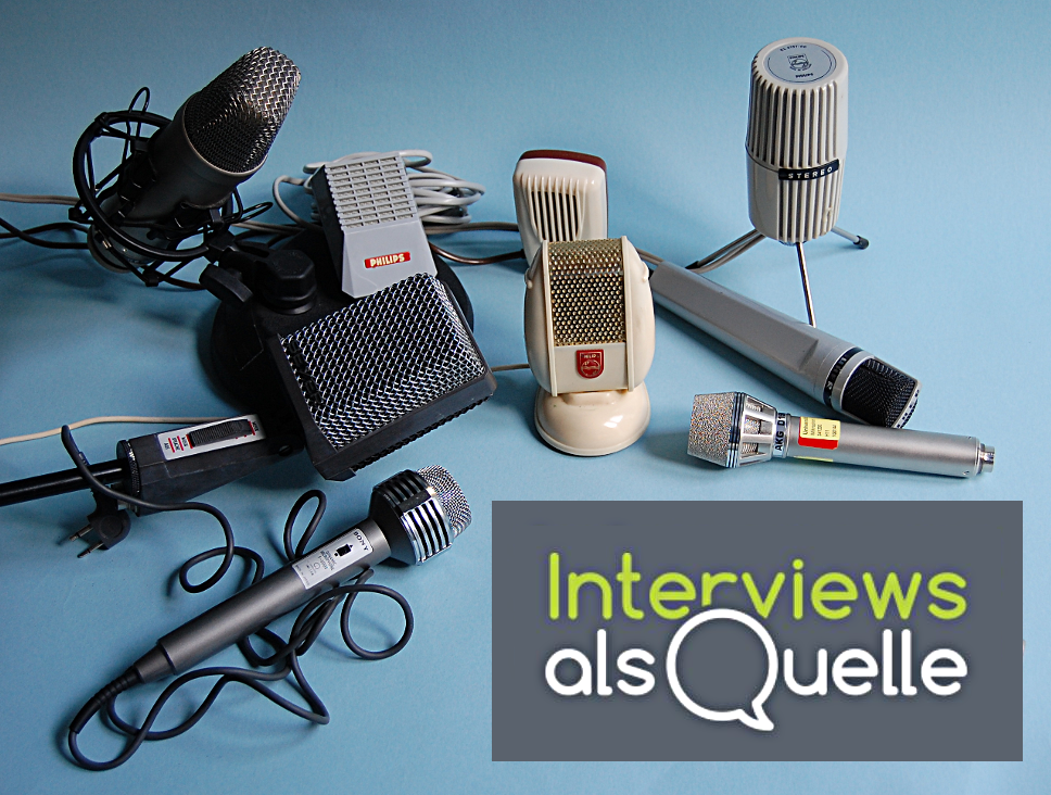 Sammung verschiedener historischer Mikrofone und Logo des Projektes "Interviews als Quelle"