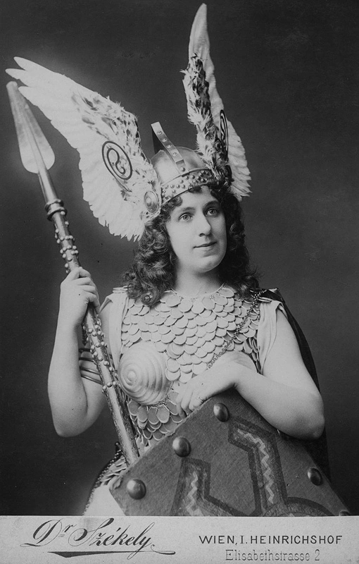 Role portrait of Edith Walker as Brünhilde in Richard Wagner's opera "Walküre".