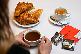 Croissant, Kaffee und historische Tonträger