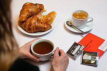 Croissant, Kaffee und historische Tonträger