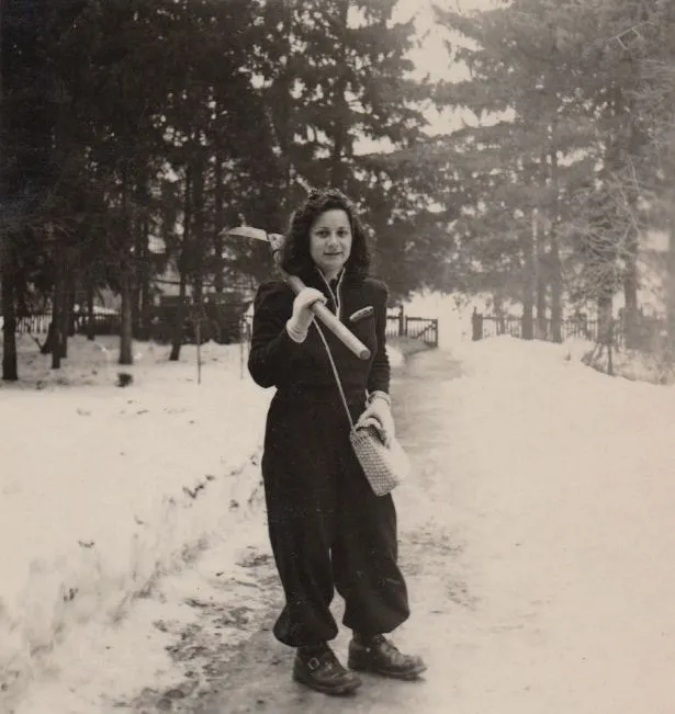 Magda Kalnoky beim Schneeschaufeln, 1944