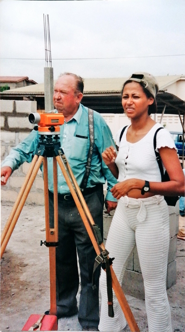 Rosemary Orthner mit ihrem Vater Walter Bruckner (1996). Vermessung auf einer Baustelle in Accra/Ghana.