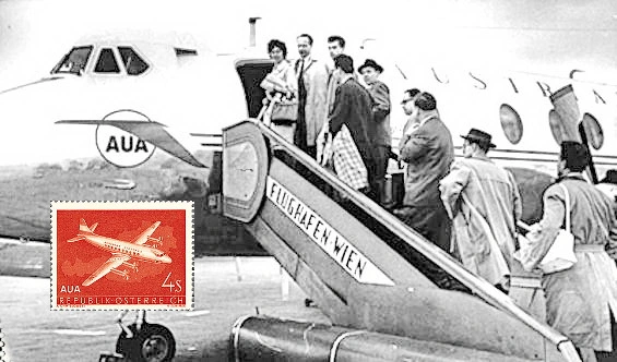 Fluggäste besteigen 1958 in Wien-Schwechat eine Maschine der Austrian-Airlines. Personen steigen die Gangway hinauf.