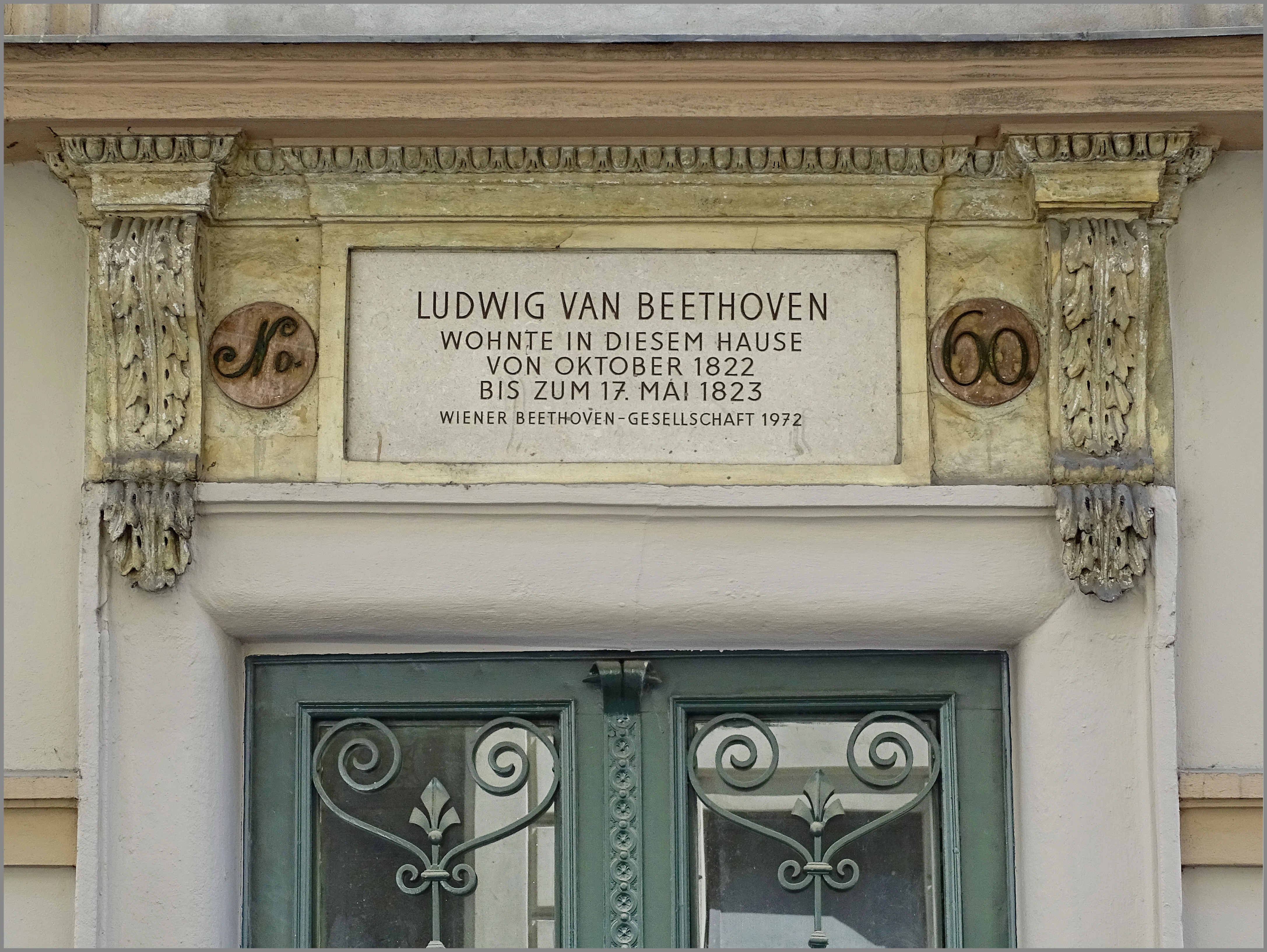 Eine Beethoven-Gedenktafel in der Laimgrubengasse. Über der Eingangstüre steht: „Ludwig van Beethoven wohnte in diesem Hause von Oktober 1822 bis zum 17. Mai 1823. Wiener Beethhoven-Gesellschaft 1972“.