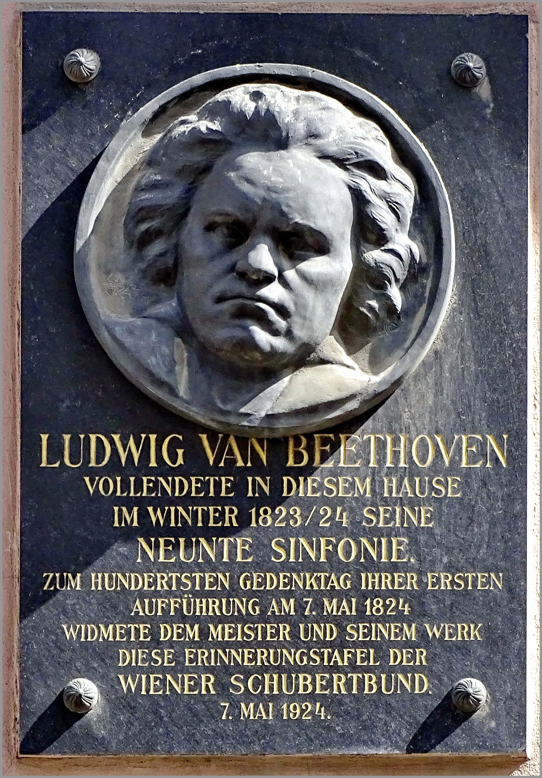 Eine Beethoven-Gedenktafel in der Ungargasse 5.  Unter Beethovens Relief steht: „Ludwig van Beethofen vollendete in diesem Hause im Winter 18/23/24 seine Neunte Sinfonie. Zum hundertsten Gedenktag ihrer ersten Aufführung am 7. Mai 1824 widmete dem Meister und seinem Werk diese Erinnerungstafel der Wiener Schubertbund. 7. Mai 1924.“