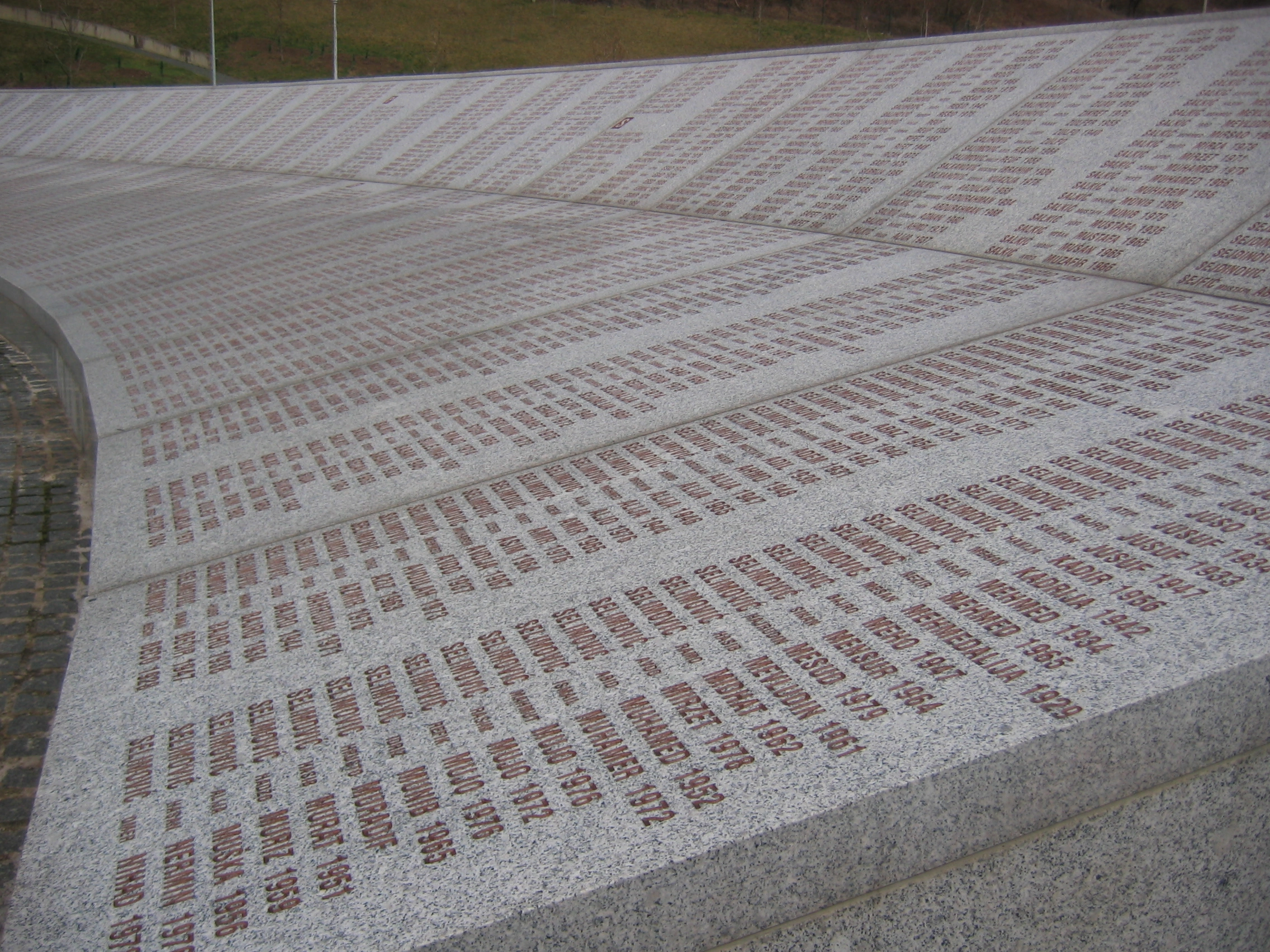 Gedenkstätte in der Nähe von Srebrenica.  Auf dem Gedenkstein in Potočari sind Namen der Opfer des Massakers von Srebrenica aufgelistet.