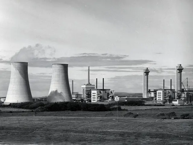 Industriegebäude (Atomkraftwerk) mit zwei Kühltürmen.