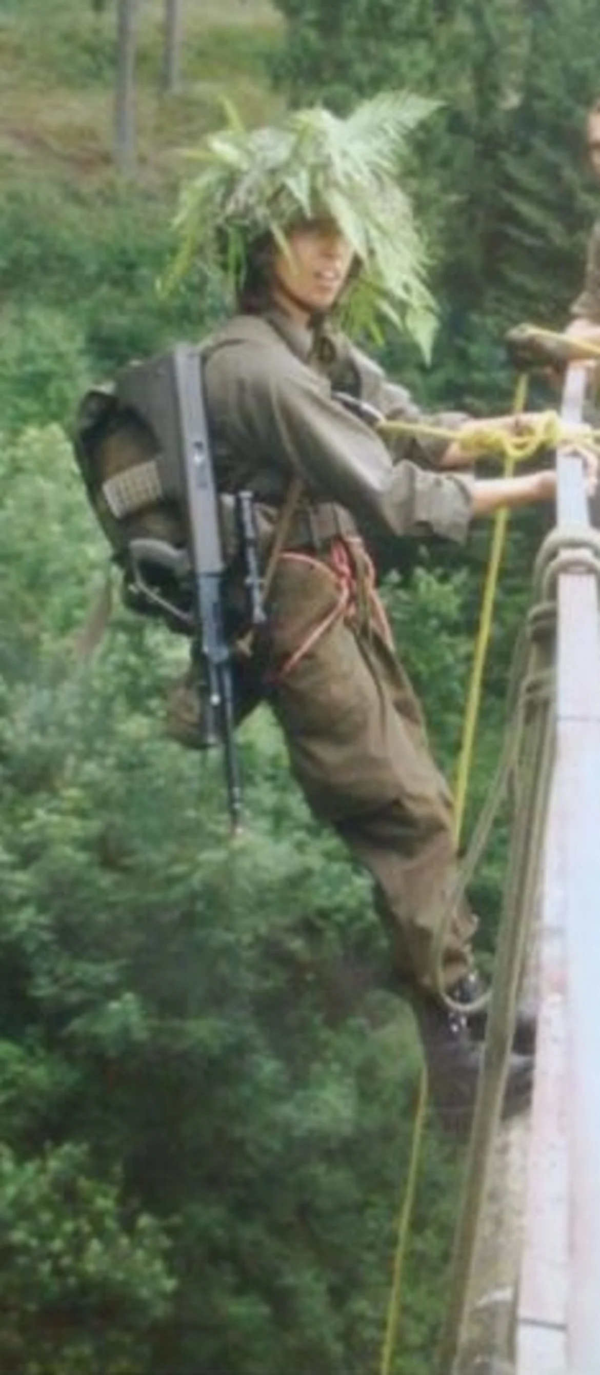 Christine Scherzer in Uniform beim Abseilen von einer Eisenbahnbrücke während der Grundausbildung 1994