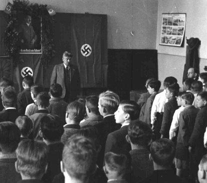 <p>Feierstunde anlässlich des Geburtstags von Adolf Hitler in einer Wiener Schule</p>