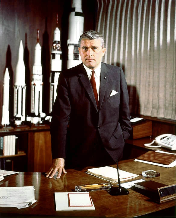 Wernher von Braun in seinem NASA-Büro