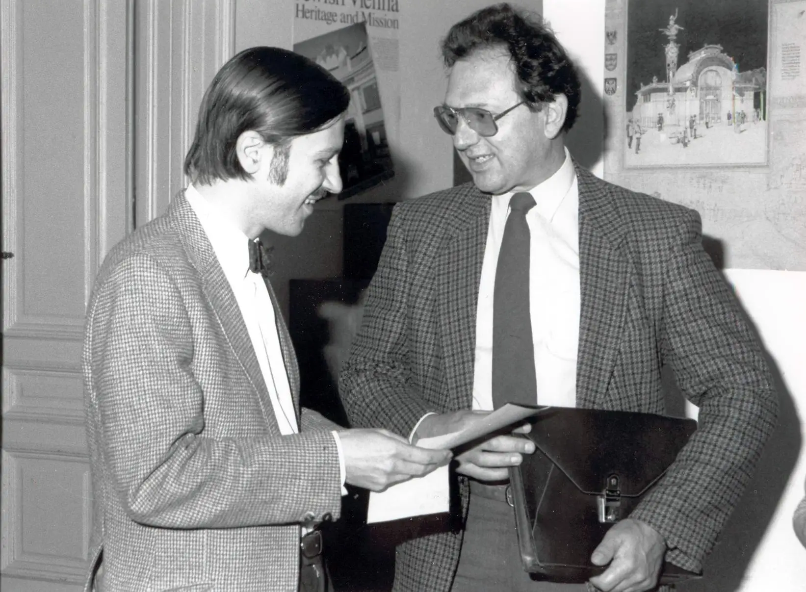 Rainer Hubert (links) und Gehard Jagschitz (rechts) im Gespräch bei der IASA-Konferenz 1988 in Wien (schwarzweiß)