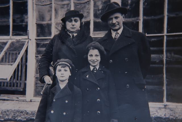 <p>Harry Heber und Ruth Jacobs (geb. Heber) mit ihren Eltern in Innsbruck, ca. 1936</p>