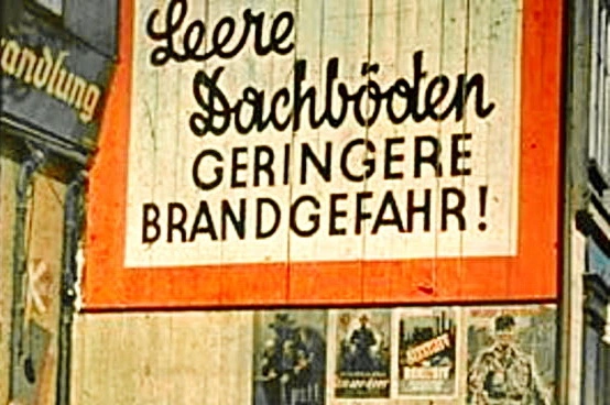 Hausaufschrift mit rotem Rand: "Leere Dachböden - geringere Brandgefahr!