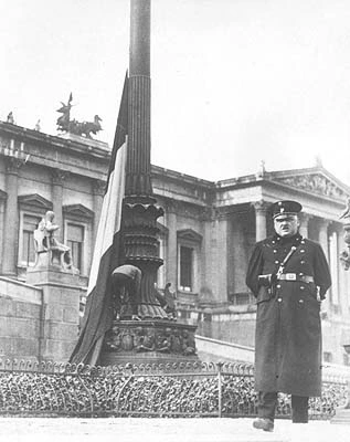 Einziehen der Fahne vor dem Parlament auf Weisung der Polizei. Wien, am 15. März 1933. Ein Polizist steht neben der eingeholten Flagge vor dem Parlament