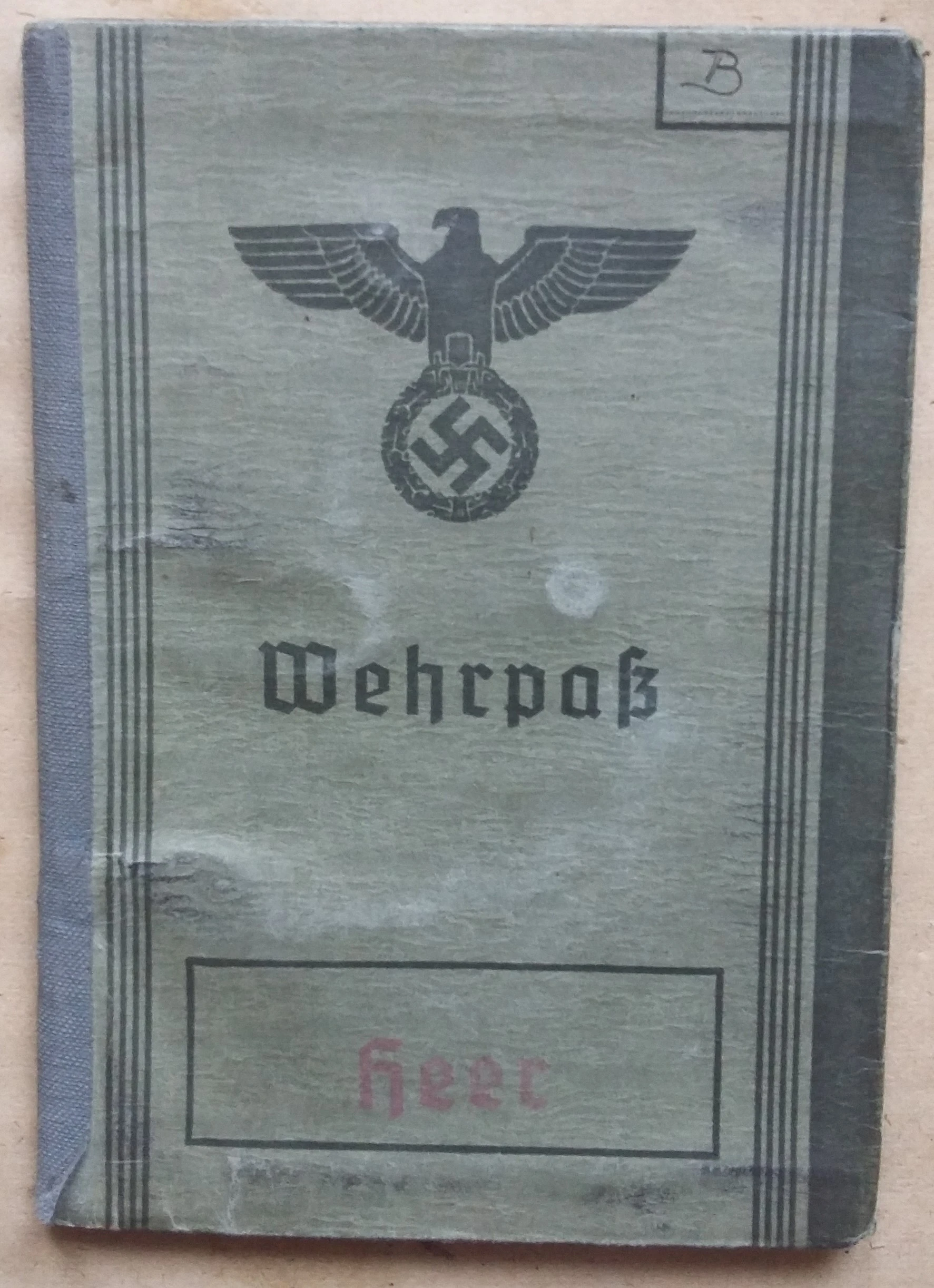 Vorderseite mit Reichsadler und der Aufschrift "Wehrpaß". Im unteren Teil ist das Wort "Heer" rot gestempelt. 