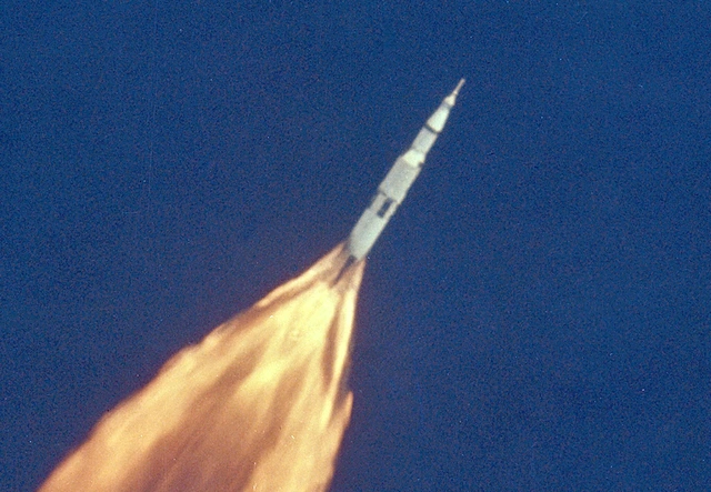 Flug einer Saturn V Rakete - 2 1/2 Minuten nach Start, 60.000 Meter Höhe, über 8.000 km/h