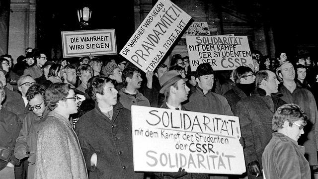 Solidaritätskundgebung vor der tschechoslowakischen Botschaft. Demonstanten mit Transparenten: "Die Wahrheit wird siegen" und "Solitarität mit dem Kampf der Studenten in der CSSR"