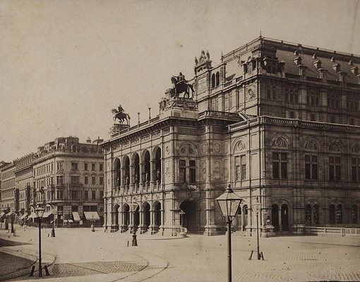 Fotografie der Hofoper von Außen.