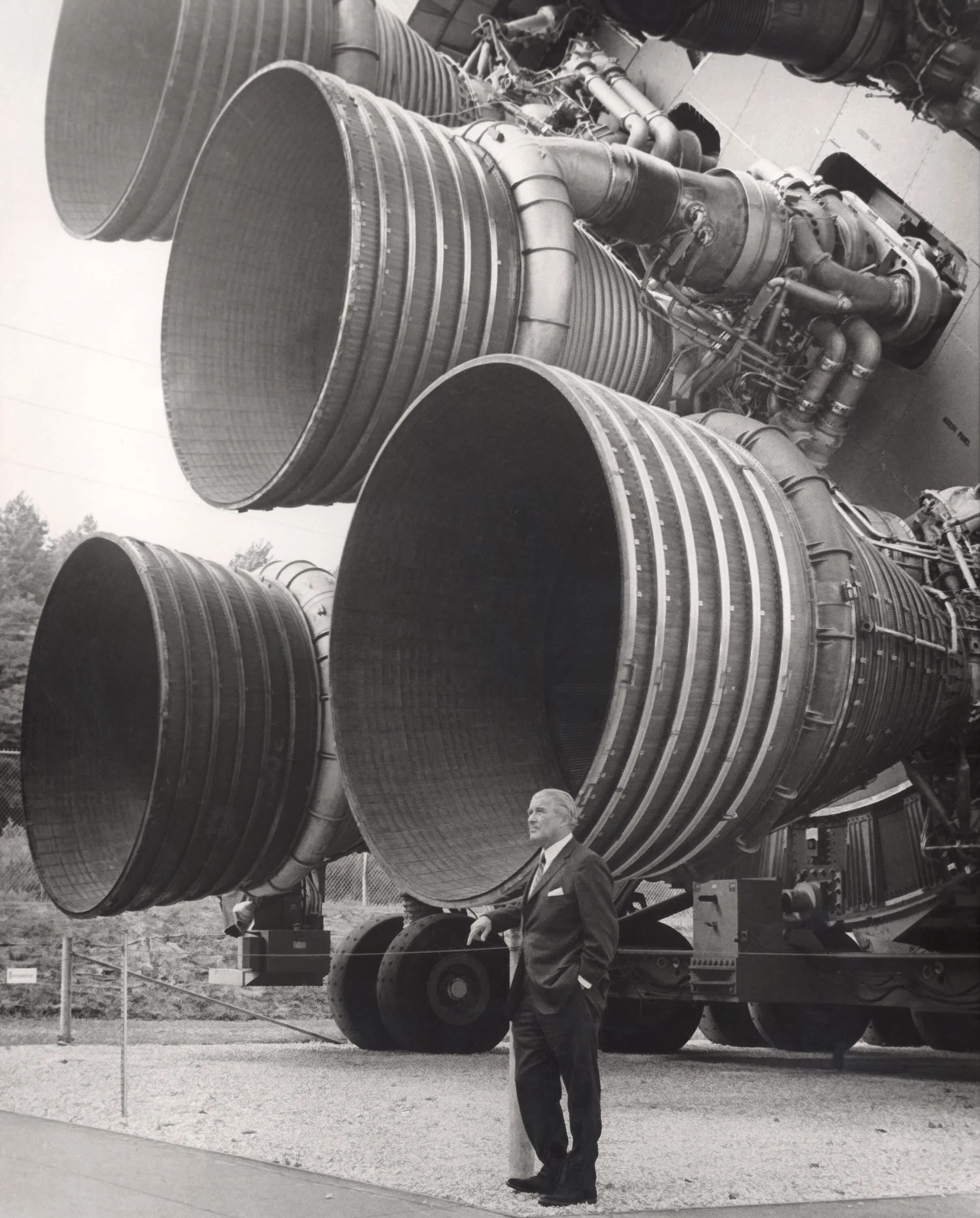 Wernher von Braun vor den Triebwerken einer Saturn V Rakete