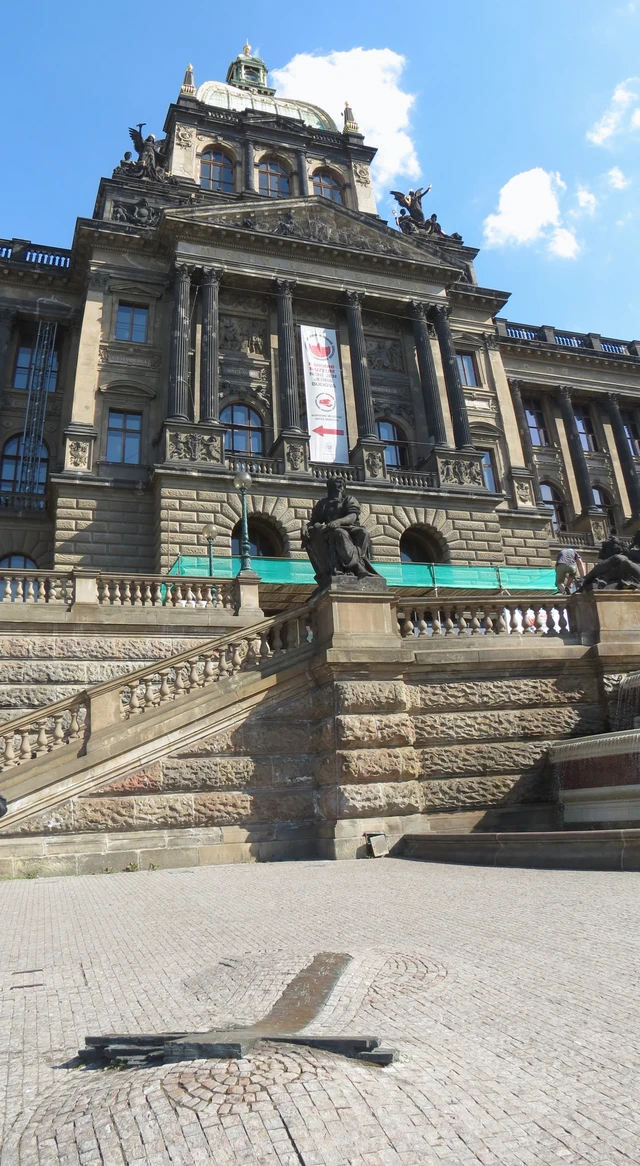 Das Denkmal am Prager Wenzelsplatz, vor dem Nationalmuseum, wo sich Jan Palach und ein Monat später Jan Zajíc als Protest gegen die Niederschlagung des Prager Frühlings im Jahr 1969 selbst verbrannt hatten. Denkmal am Boden des Wenzelsplatzes.