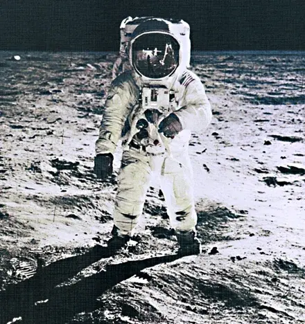 Der Astronaut Buzz Aldrin, in dessen Helm sich sein Kollege Neil A. Armstrong spiegelt, nach der Landung der "Apollo 11" auf dem Mond am 20. Juli 1969.