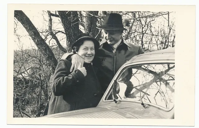 <p>Herma und ihr Mann Harald Riecke. 1959 kaufen sie ein erstes Auto und bekommen im selben Jahr ihr Kind.</p>