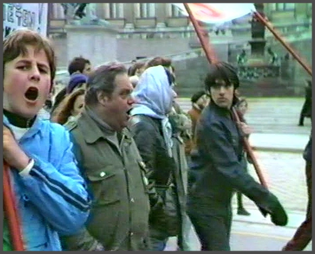 Demonstration in Wien im Jahr 1983. Videostill aus dem Video "Antifa Demo" von Heinz Granzer. Abgebildet sind demonstrierende Menschen vor dem Parlament