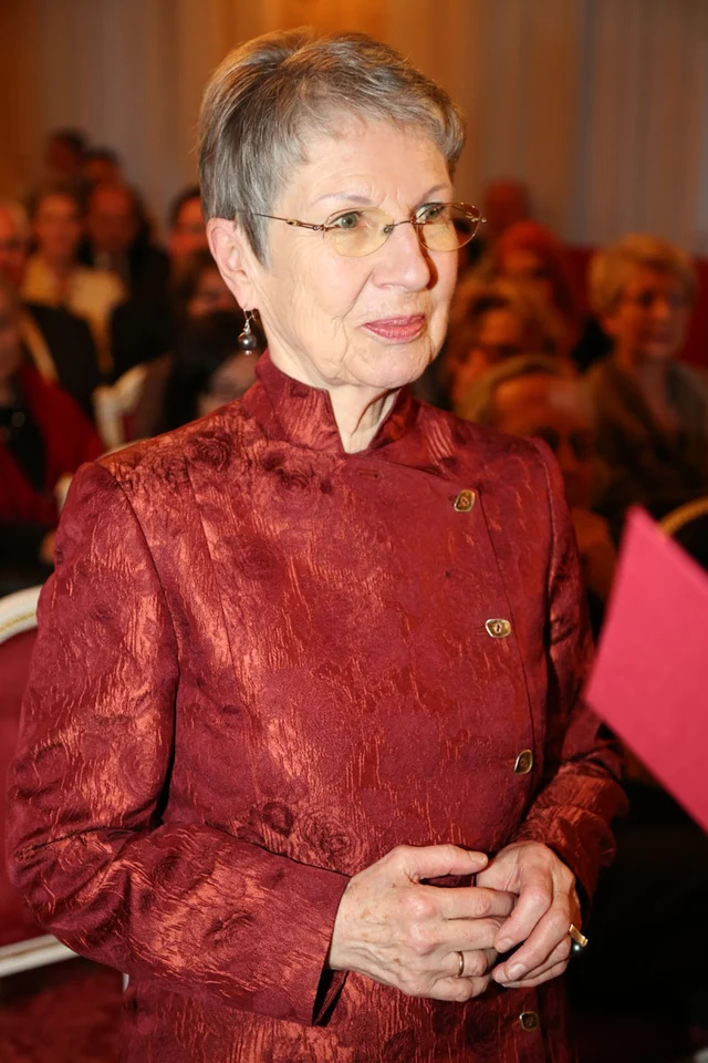 Fotografie von Barbara Frischmuth als Autorin am Rednerpult bei einer Ehrenzeichenüberreichung an Ruth Klüger im österreichischen Parlament, Aufnahmedatum: 02.11.2011