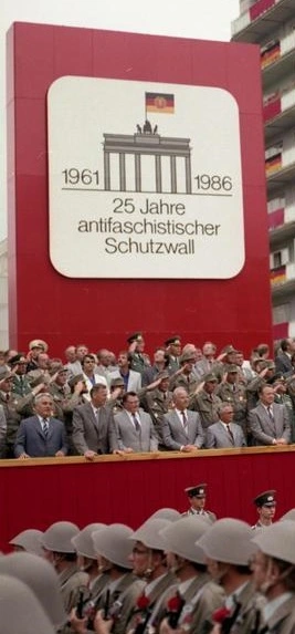 Kampfparade zum 25. Jahrestag des antifaschistischen Schutzwalles