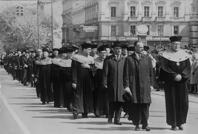 Festzug auf der Ringstraße: an der Spitze Unterreichtsminister Theodor Piffl-Perčević und der Rektor der Wiener Universität Karl Fellinger in Talaren und mit Hüten.