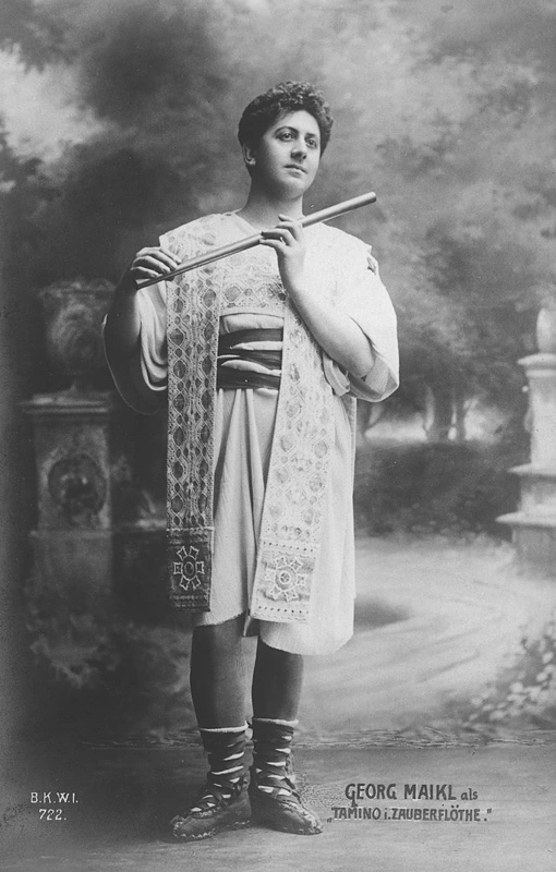 Rollenbild des Georg Maikl als Tamino in Mozarts „Zauberflöte“. 