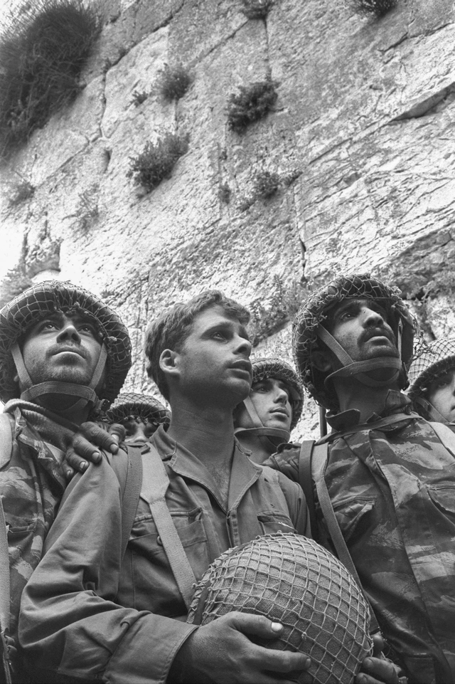 Israelische Fallschirmjäger an der Klagemauer in Jerusalem - 7. Juni 1967