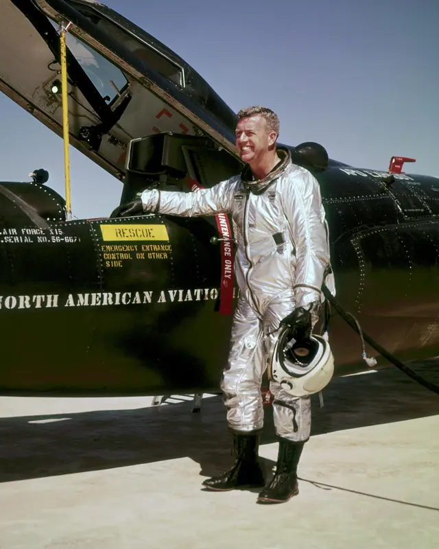 Testpilot Joe Walker vor dem X-15 Raketenflugzeug