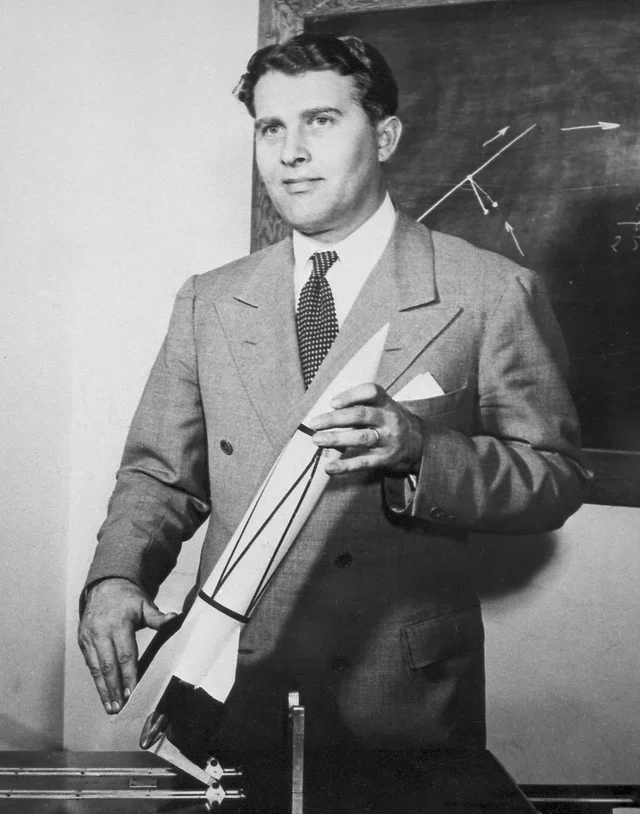 Wernher von Braun mit Modell einer A4/V2