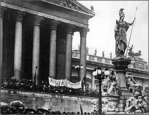 Ausrufung der Republik - Menschenmenge vor dem Parlament