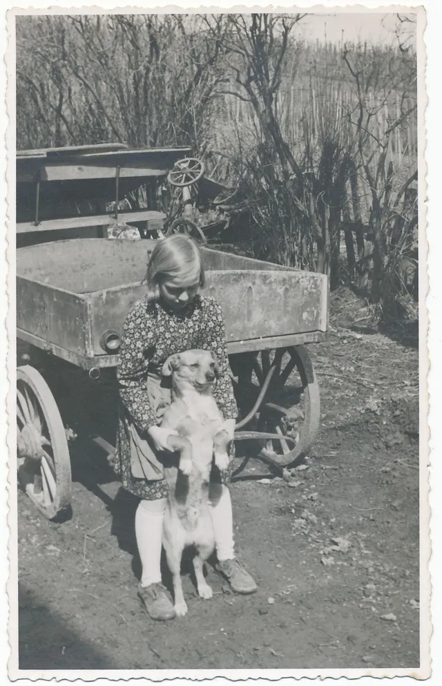 <p>Herma mit ihrem Hund Rexi, ca. 1936. Am liebsten wäre das Mädchen Tierärztin geworden.</p>