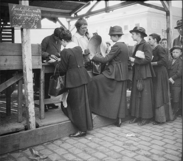 Verkauf von Erdäpfeln am Wiener Naschmarkt. 8. September 1917