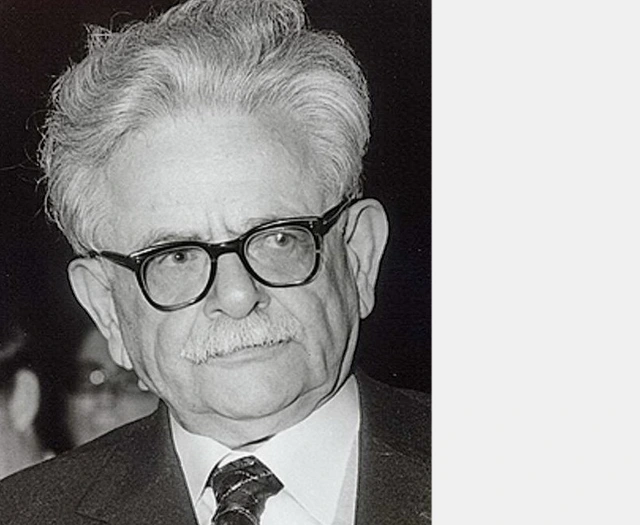 Elias Canetti. Portrait-Brustbild mit Brille, Anzug und Kravatte.