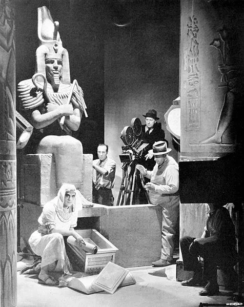 Karl Freund, am Set von The Mummy (1932)