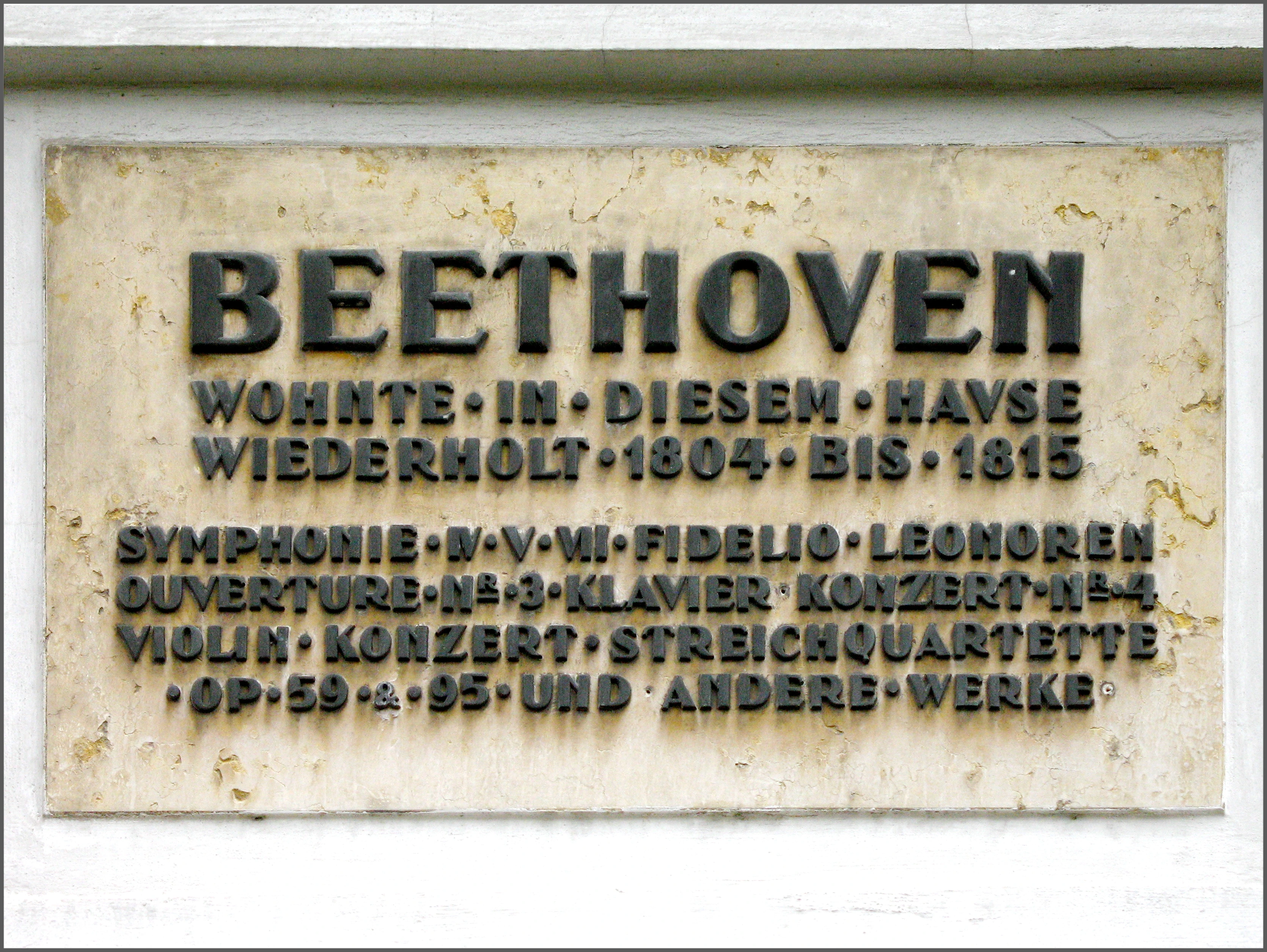 Eine Beethoven-Gedenktafel am Pasqualatihaus in der Mölker Bastei in Wien. Darauf ist zu lesen: „Beethoven wohnte in diesem hause wiederholt 1804 bis 1815. Symphonie IV, V, VII, Fidelio, Leonoren-Ouvertüre Nr. 3, Klavier Konzert Nr. 4, Violinkonzert, Streichquartette op. 50 und 95 und andere Werke“