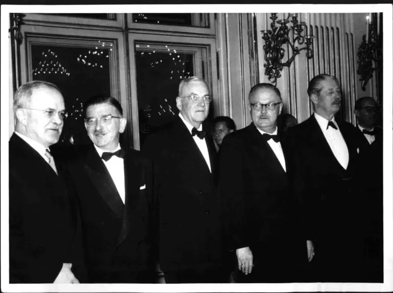 Wjatscheslaw Molotow, Außenminister der Sowjetunion, Leopold Figl, John Foster Dulles, Außenminister der USA, Bundeskanzler Julius Raab und Harold Macmillan, Außenminister des Vereinigten Königreiches, beim Festbankett im Schloss Schönbrunn am 15. Mai 1955. Von links nach rechts alle im Smoking.