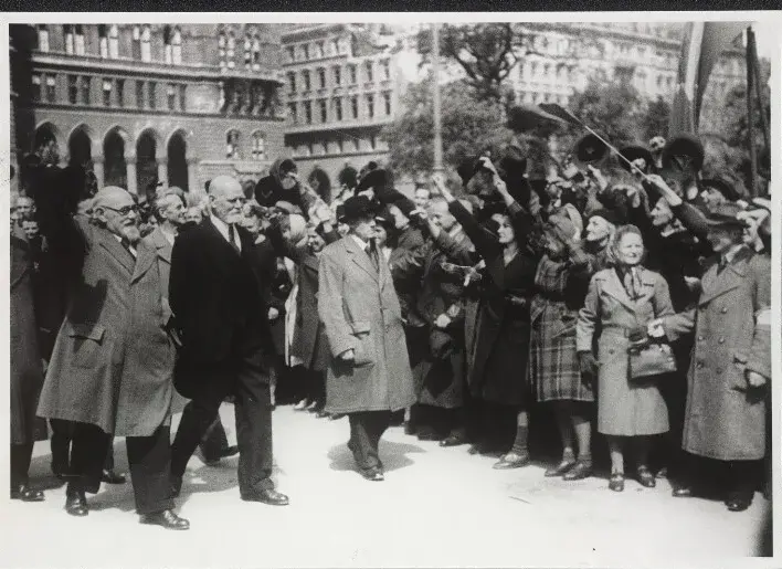 Staatskanzler Renner und Bürgermeister Körner begeben sich unter großem Jubel vom Rathaus zum Parlament. Rathausplatz, Wien, 29. April 1945.