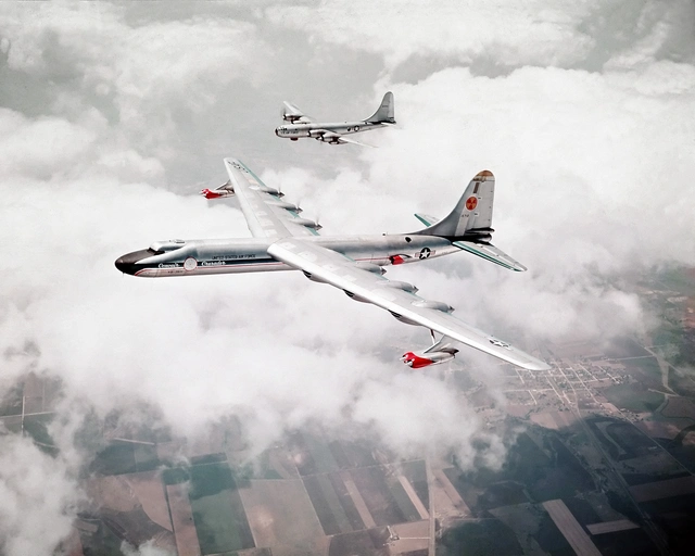 Zwei große silberne Flugzeuge (B-36 Bomber) über den Wolken.