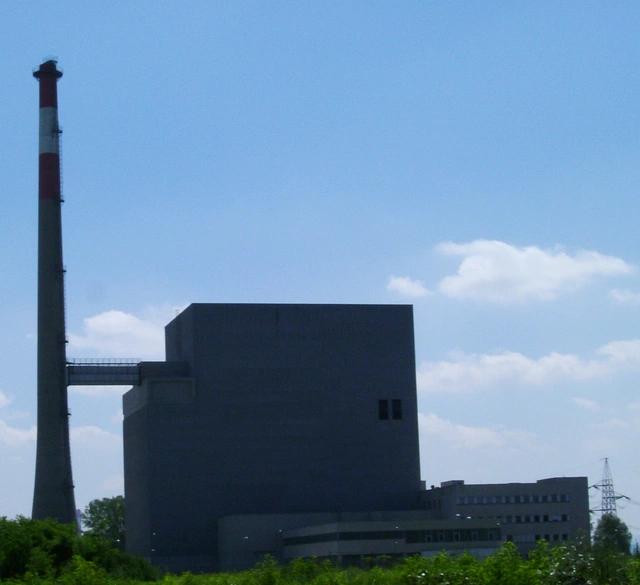 Die Siluette des Atomkraftwerks Zwentendorf im Gegenlicht.