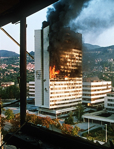 Brennendes Parlamentsgebäude 1992 in Sarajevo