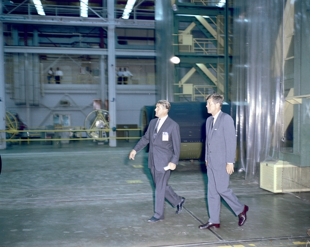 Präsident Kennedy und Wernher von Braun im Marshall Space Flight Center - 11. September 1962