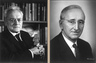 Karl von Frisch (links). Friedrich Hayek (rechts). Zwei Portraits der alten Männer im schwarzen Anzug mit Kravatte und Brille.