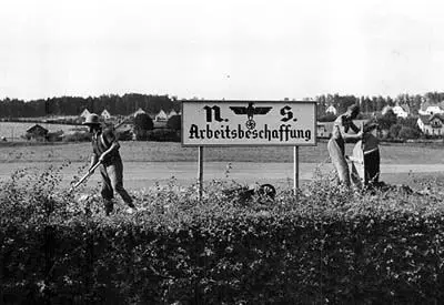 Beginn der Bauarbeiten der Wienregulierung bei Preßbaum vor einem großen "NS-Arbeitsbeschaffung" -Schild.