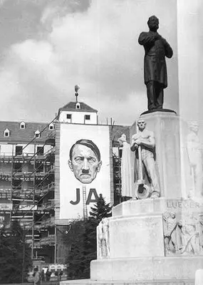 Lueger-Denkmal. März 1938. Ein großes Plakat mit dem Gesicht von Hitler und dem Wort "Ja" am Haus hinter dem Lueger-Denkmal angebracht.