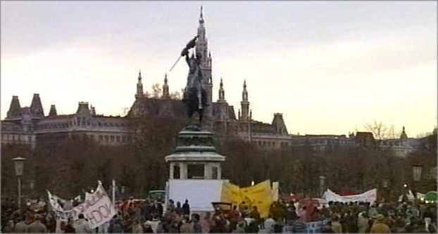 <p>Das „Lichtermeer“ am Wiener Heldenplatz, 23. Jänner 1993</p>